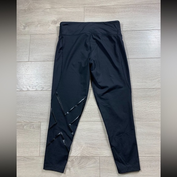 2XU Ignition Black Dotted Compression 7/8 Leggings - Picture 4 of 14